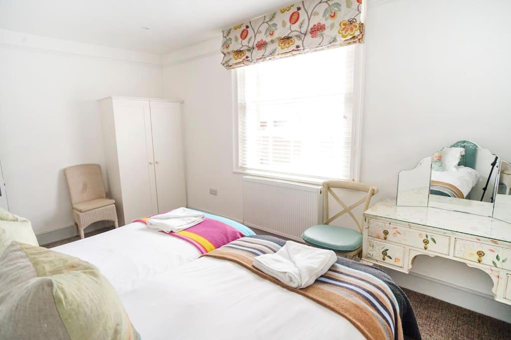 Paskins, Cowes - Sleeps 4 - 2 Bed - 2 Bath - Central Location 외부 사진