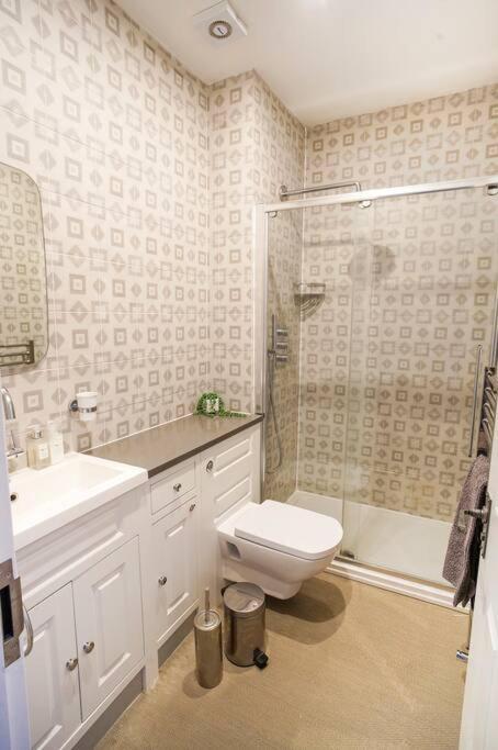 Paskins, Cowes - Sleeps 4 - 2 Bed - 2 Bath - Central Location 외부 사진